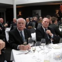 Trompetters bereden wapens op verjaardagsfeest
