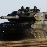 Britse politie neemt collectie tanks in beslag