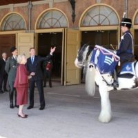 Prinses Beatrix neemt paukenkleden Vereniging Officieren Cavalerie in ontvangst
